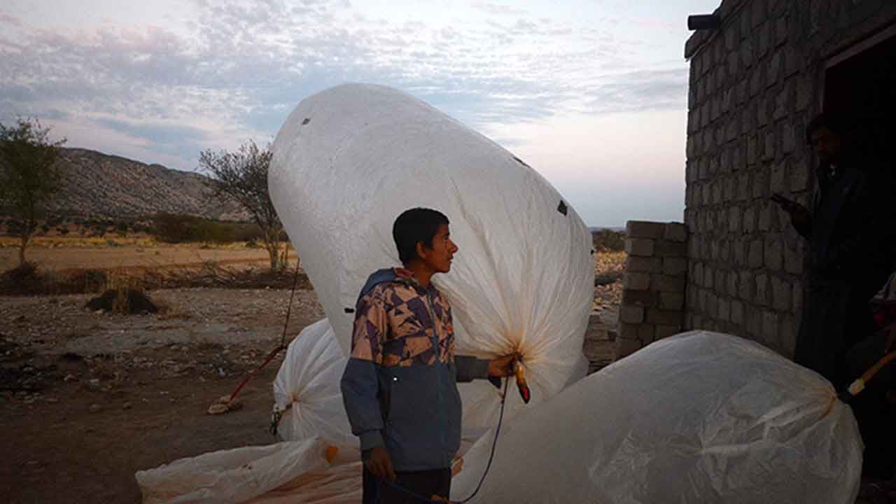Foto - Poşeti alan tarlaya koştu! Yeni bulunan doğalgazı poşetlere dolduran götürüyor