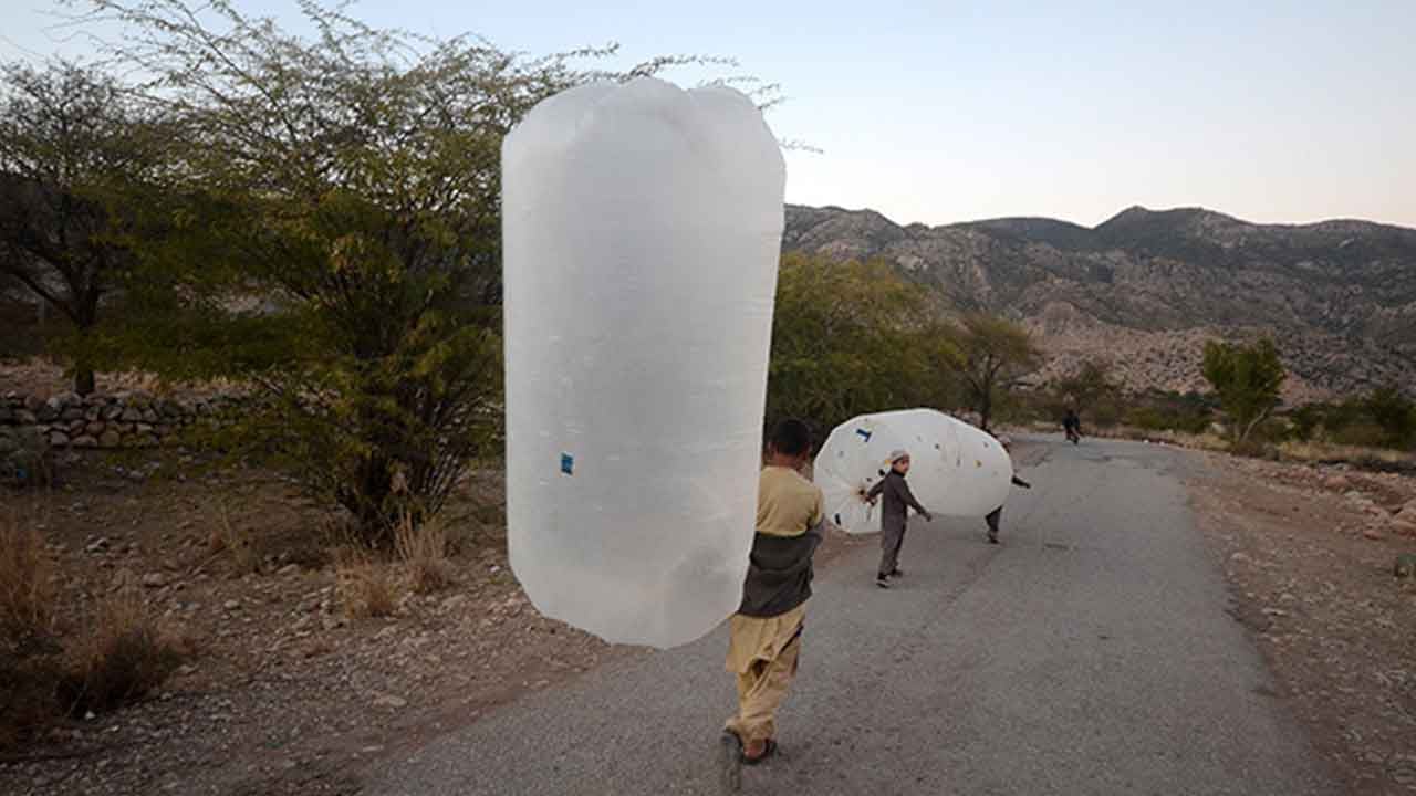 Foto - Poşeti alan tarlaya koştu! Yeni bulunan doğalgazı poşetlere dolduran götürüyor