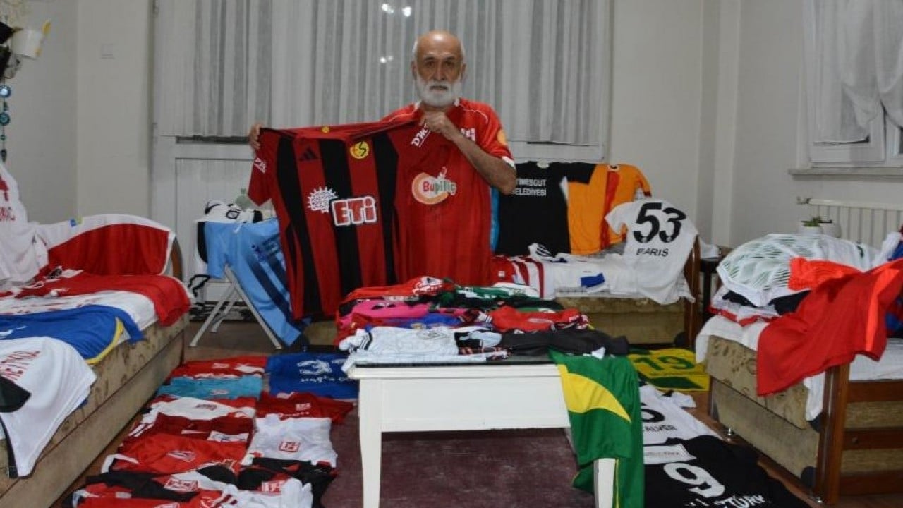Foto - Profesyonel liglerden silinen takımların formaları bu evde yaşıyor! 300 parçalık efsane koleksiyon