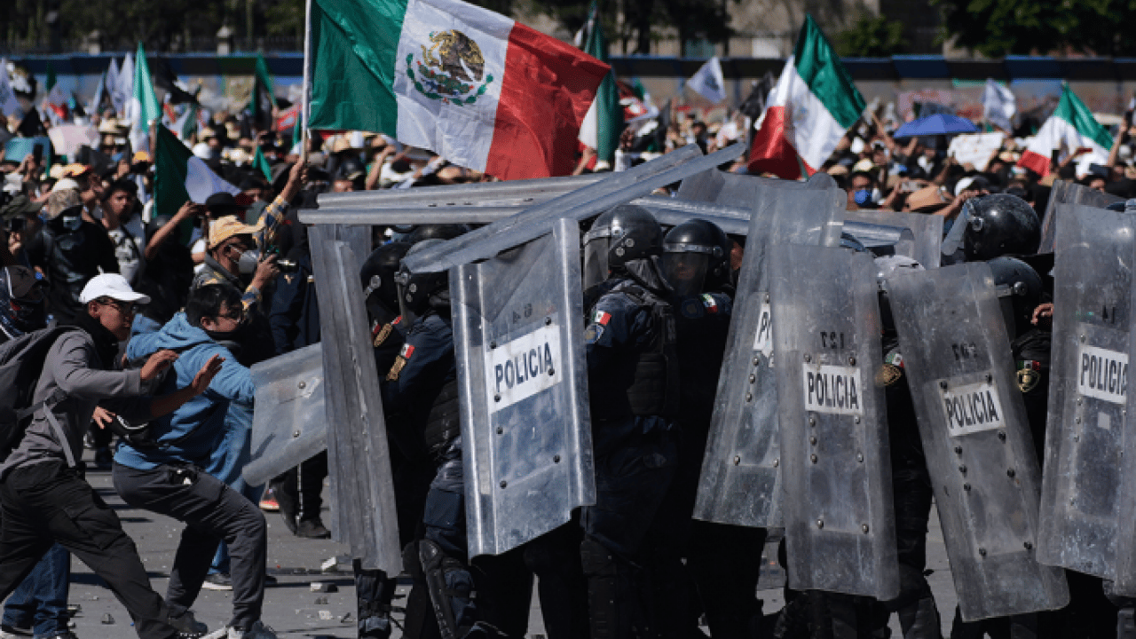 Foto - Protestolar o ülkeye sıçradı: Sokaklar savaş alanına döndü!