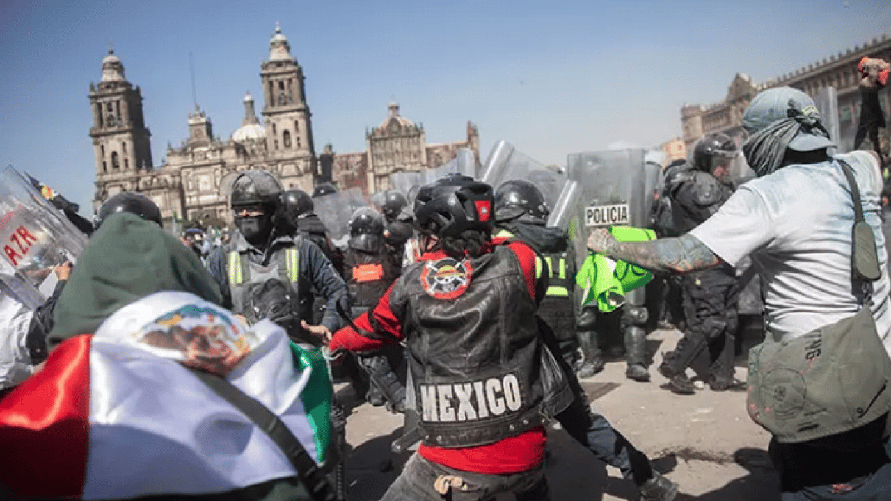 Foto - Protestolar o ülkeye sıçradı: Sokaklar savaş alanına döndü!