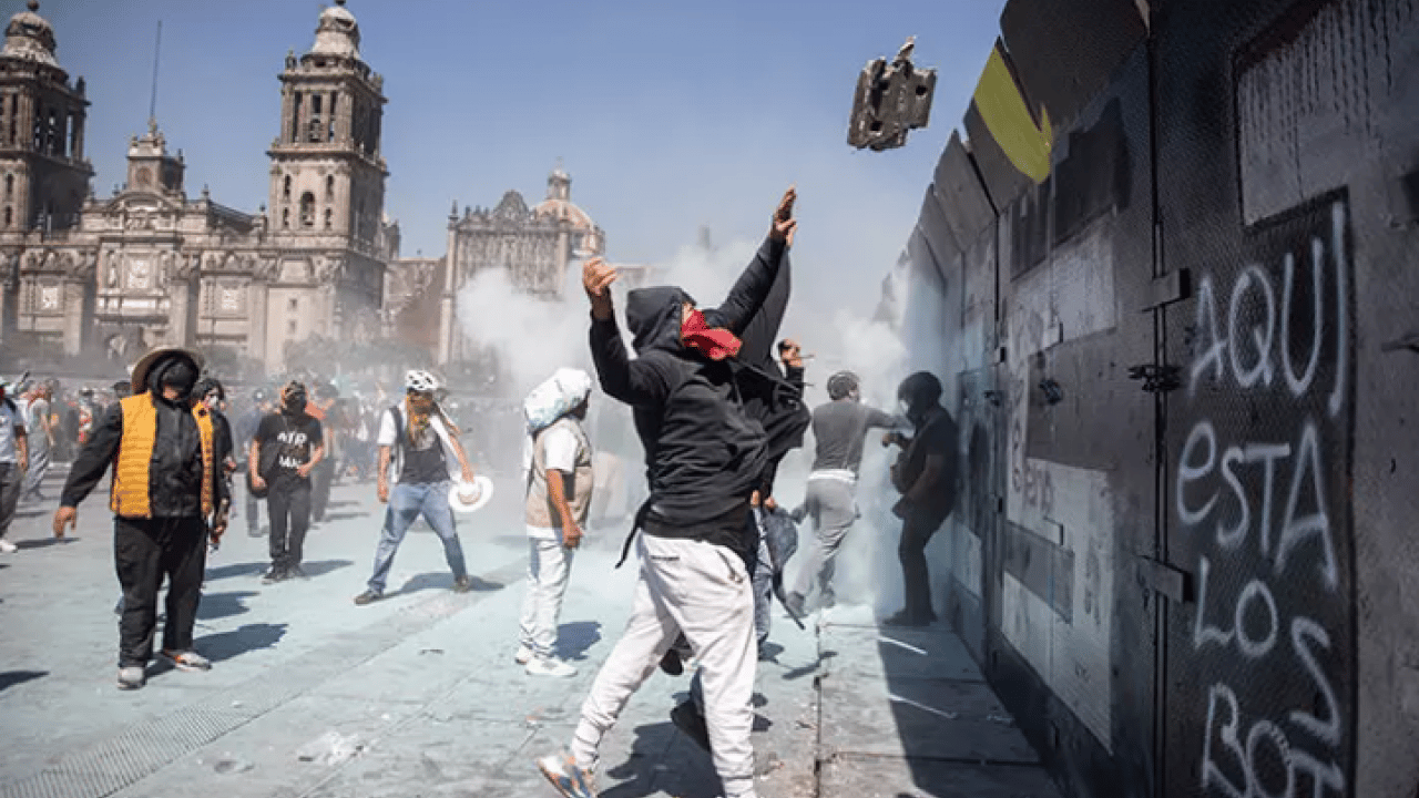 Foto - Protestolar o ülkeye sıçradı: Sokaklar savaş alanına döndü!