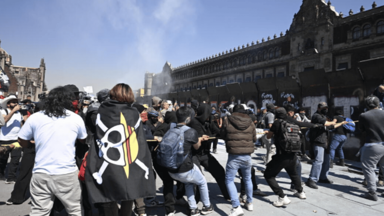 Foto - Protestolar o ülkeye sıçradı: Sokaklar savaş alanına döndü!