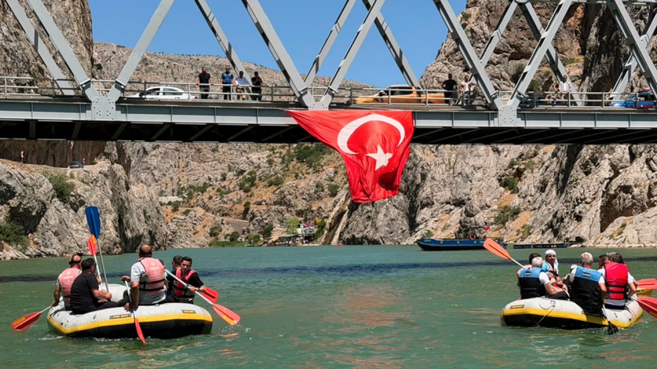 Foto - Rafting, kano ve bot safari... Kemaliye'de su sporları tutkunları Fırat'ta buluştu!
