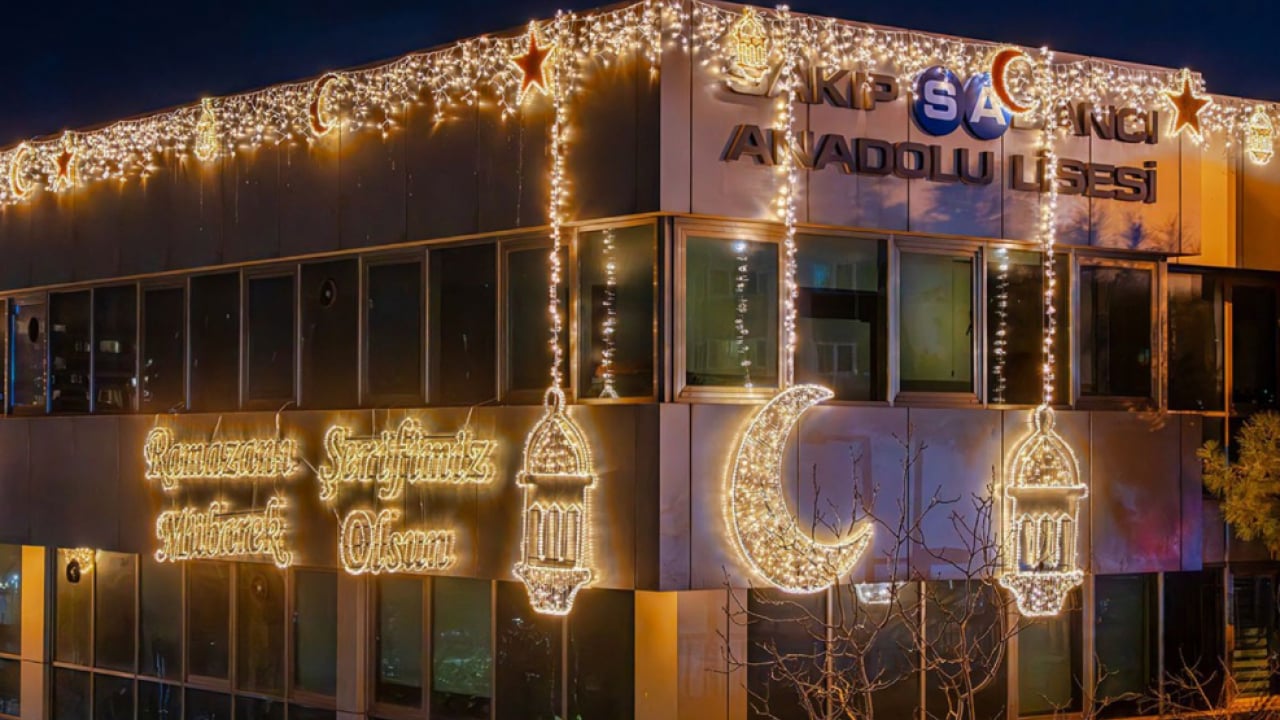 Foto - Ramazan coşkusu devam ediyor: Okulların için değil dışı da aydınlandı!