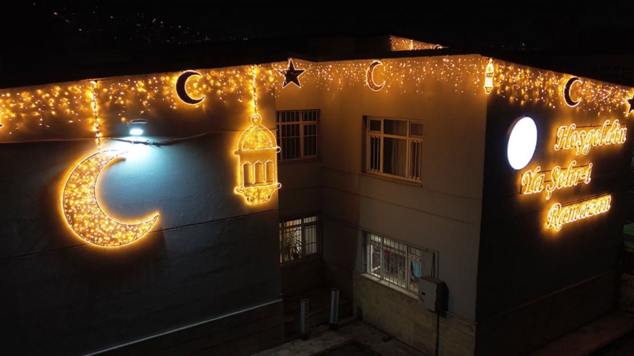 Foto - Ramazan coşkusu devam ediyor: Okulların için değil dışı da aydınlandı!