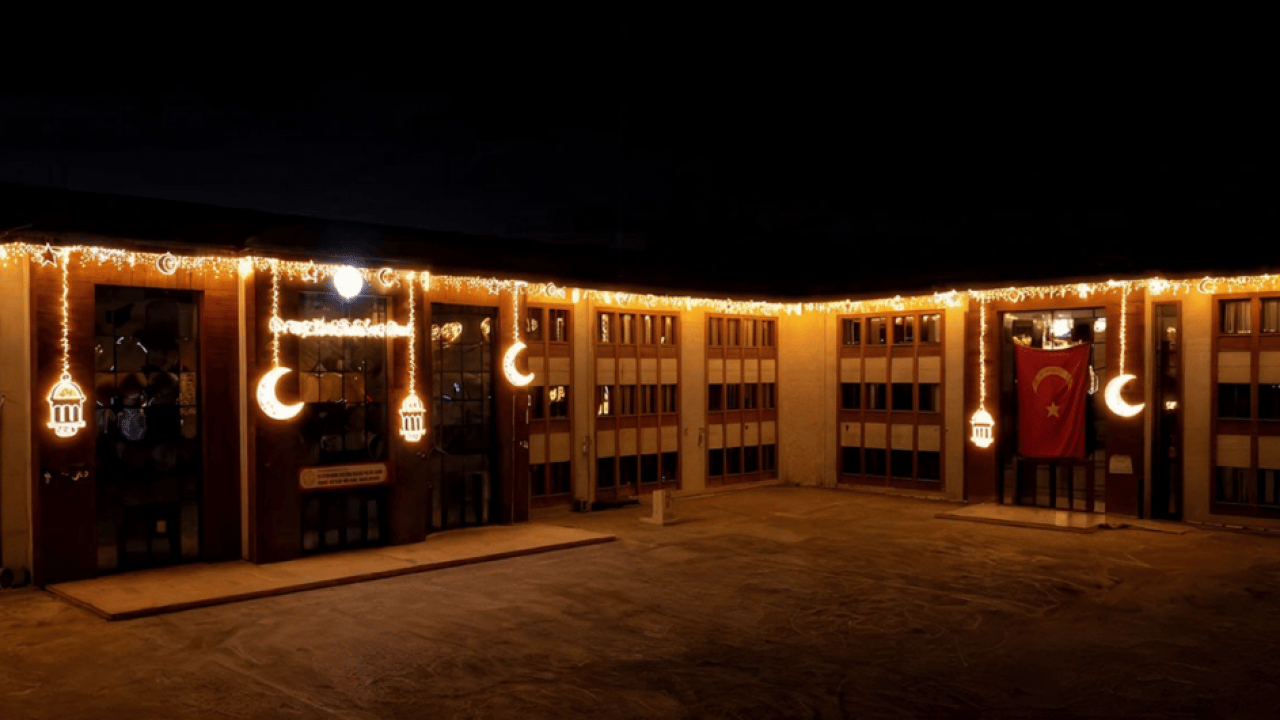 Ramazan coşkusu devam ediyor: Okulların için değil dışı da aydınlandı!