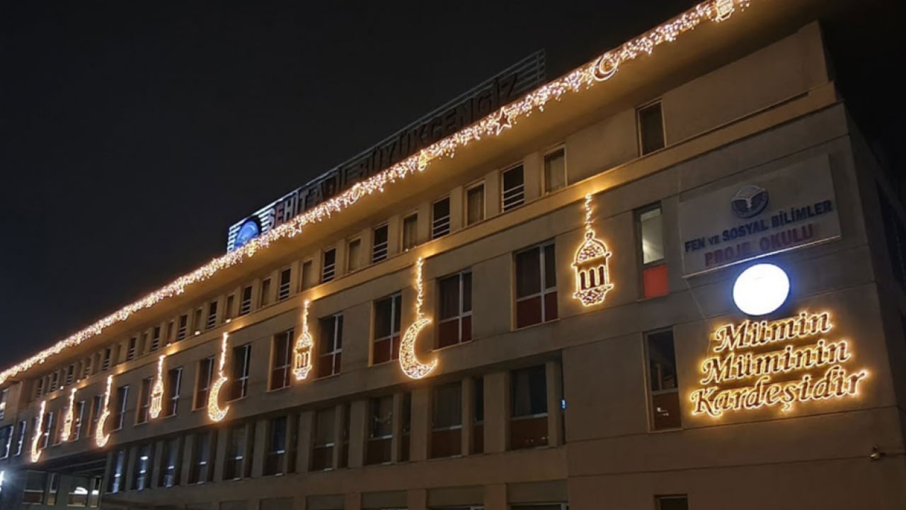 Foto - Ramazan coşkusu devam ediyor: Okulların için değil dışı da aydınlandı!