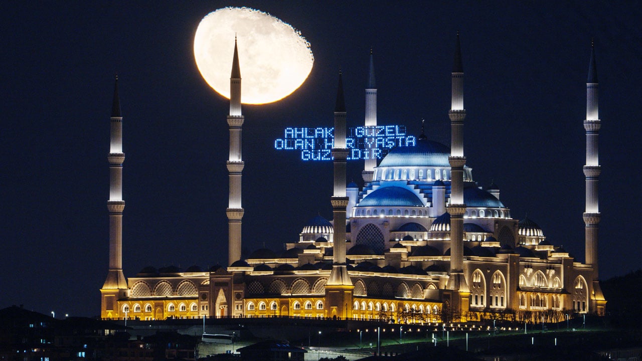 Foto - Ramazan’da mest eden görüntü: Çamlıca camisi ve ay…