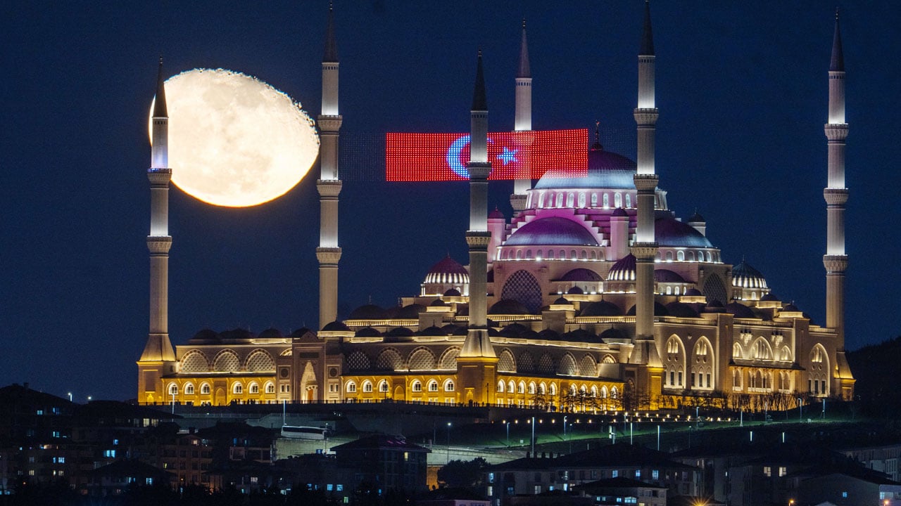 Foto - Ramazan’da mest eden görüntü: Çamlıca camisi ve ay…