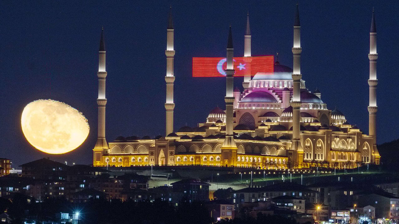 Foto - Ramazan’da mest eden görüntü: Çamlıca camisi ve ay…