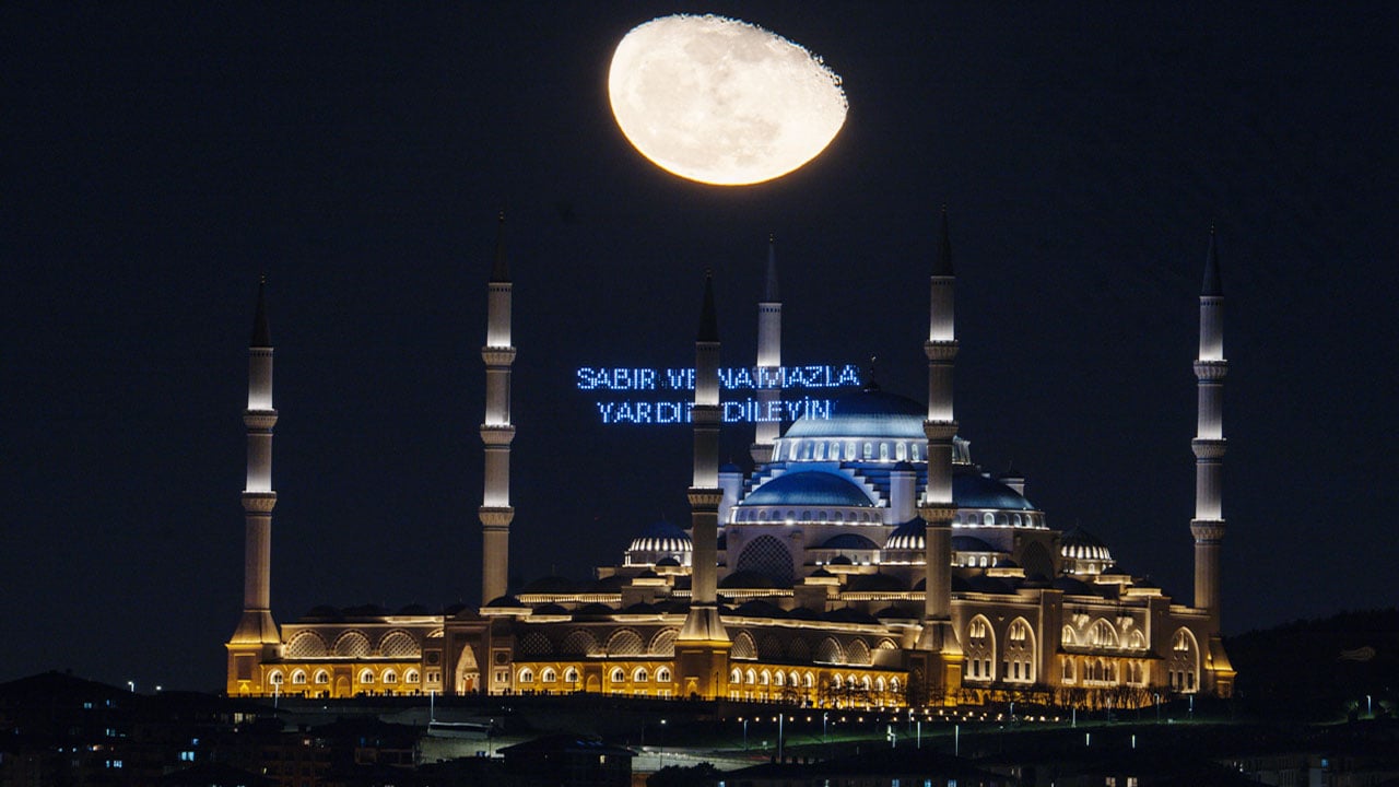 Foto - Ramazan’da mest eden görüntü: Çamlıca camisi ve ay…