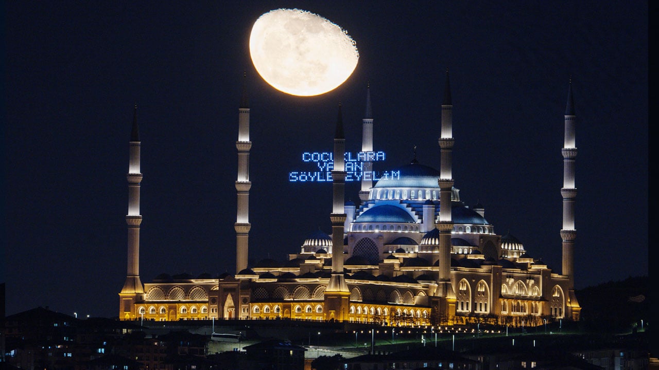 Foto - Ramazan’da mest eden görüntü: Çamlıca camisi ve ay…