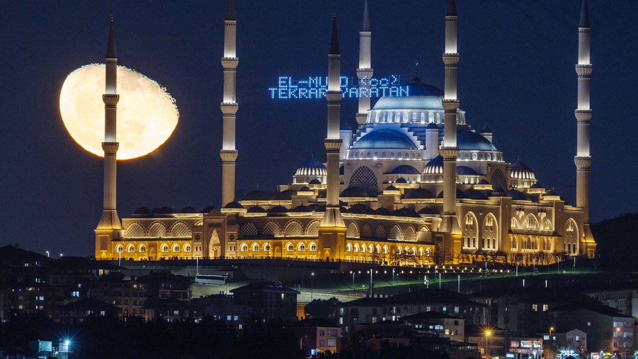 Foto - Ramazan’da mest eden görüntü: Çamlıca camisi ve ay…