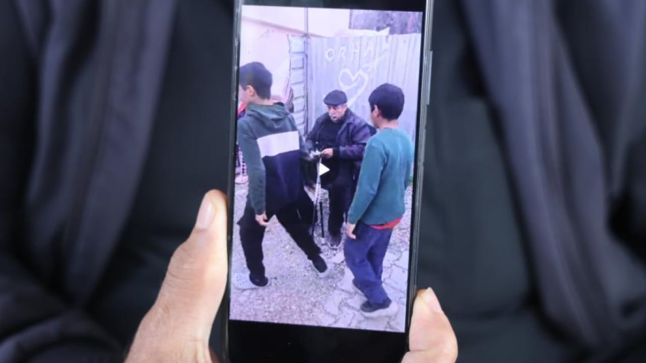 Foto - Ramazan’da yürekleri ısıtan görüntü! Emekli maaşını mahalleliye dağıttı