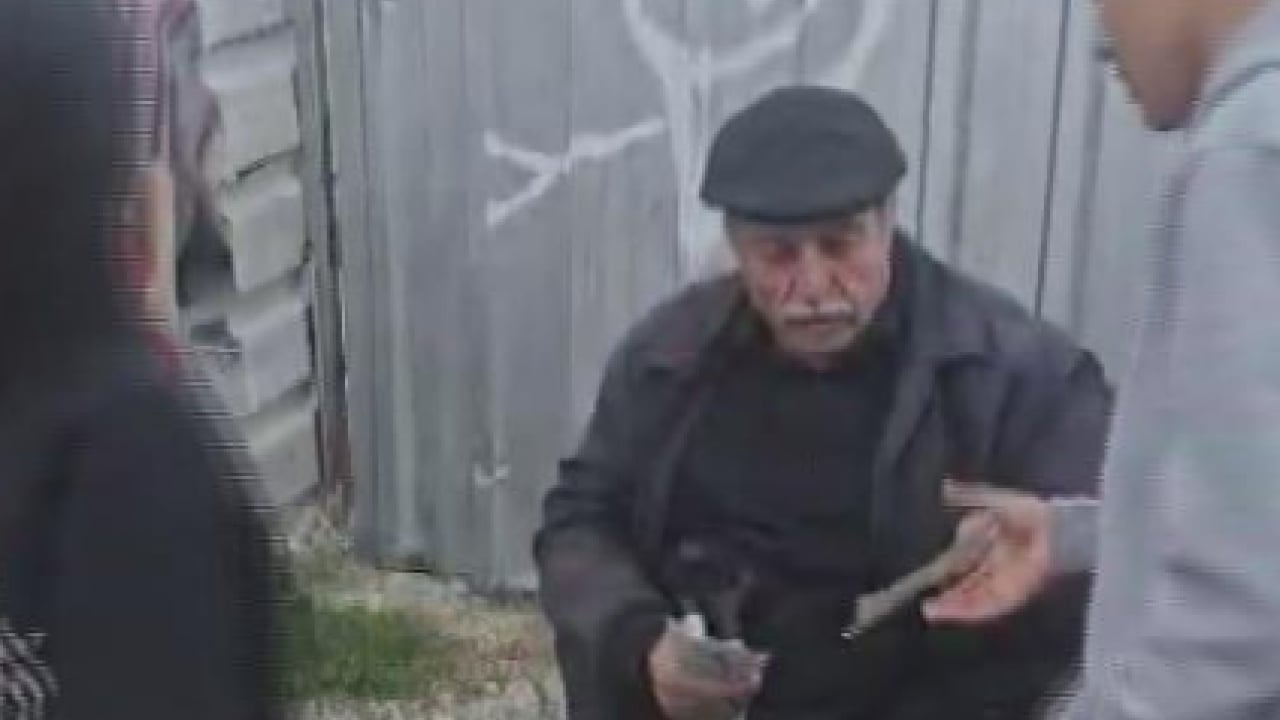 Foto - Ramazan’da yürekleri ısıtan görüntü! Emekli maaşını mahalleliye dağıttı