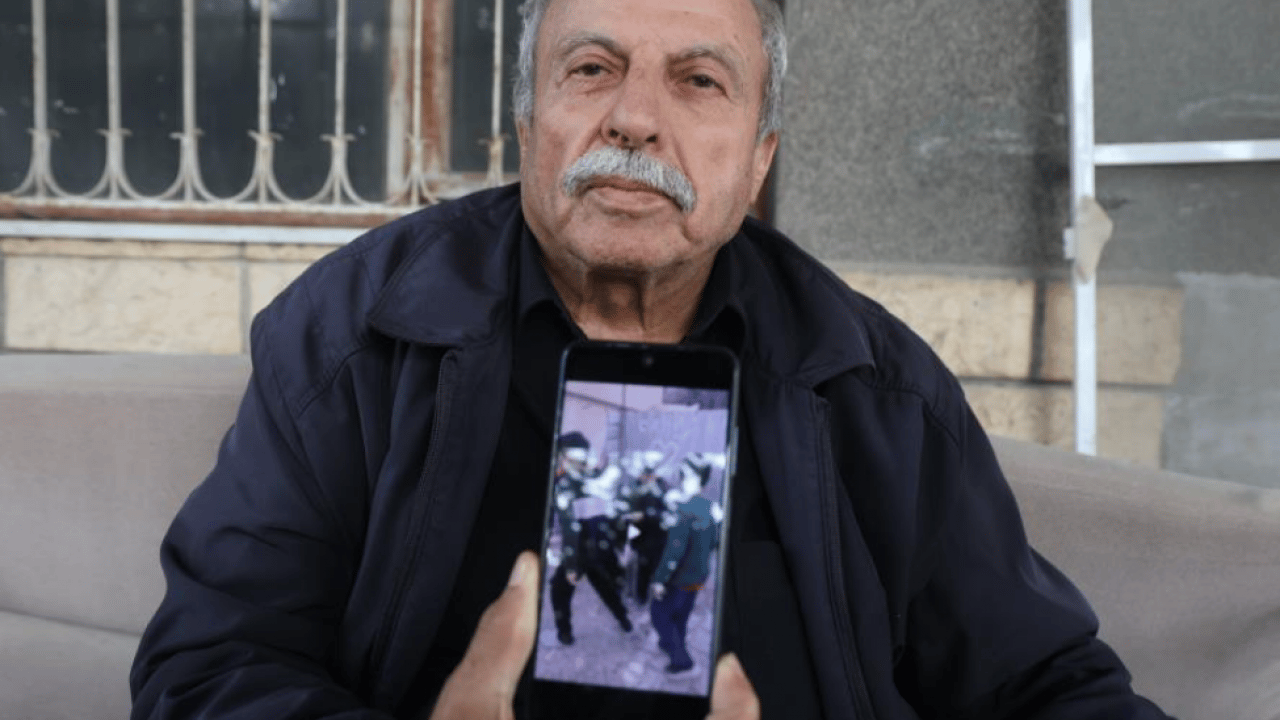 Foto - Ramazan’da yürekleri ısıtan görüntü! Emekli maaşını mahalleliye dağıttı