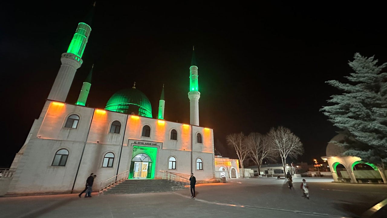 Foto - Ramazan’da ziyaretçi akını! Veysel Karani Türbesi’nde manevi yoğunluk