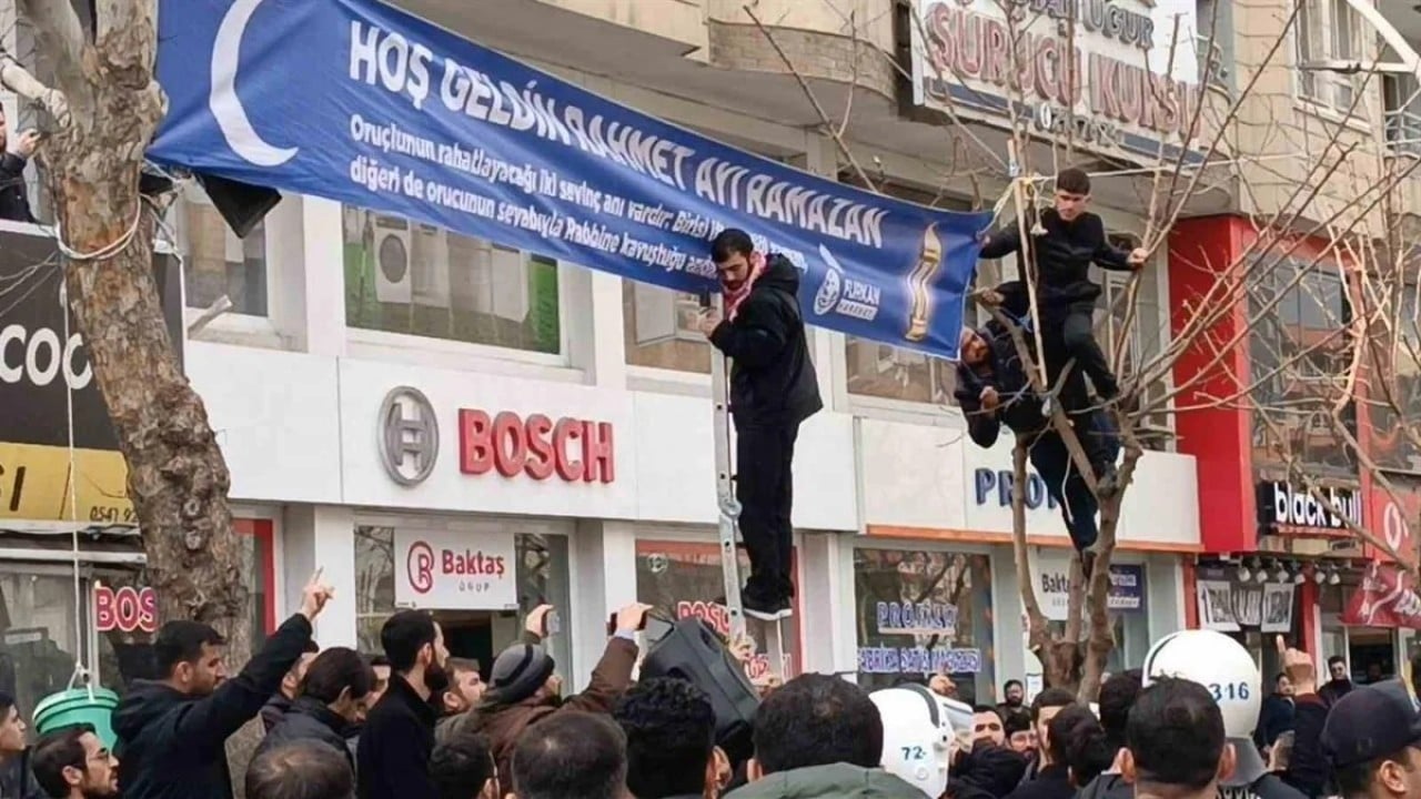 Ramazan'ı bahane edip devlete meydan okudular! Batman'da o gruba sert tepki: Polis ve zabıta yaralandı