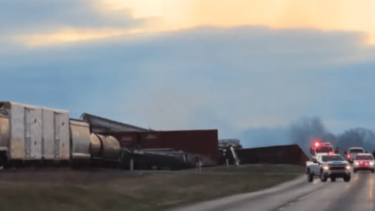 Foto - Raydan çıkan trenden zehir saçıldı! 31 vagon devrildi, evler acilen boşaltıldı