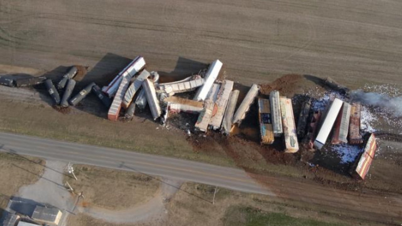 Foto - Raydan çıkan trenden zehir saçıldı! 31 vagon devrildi, evler acilen boşaltıldı