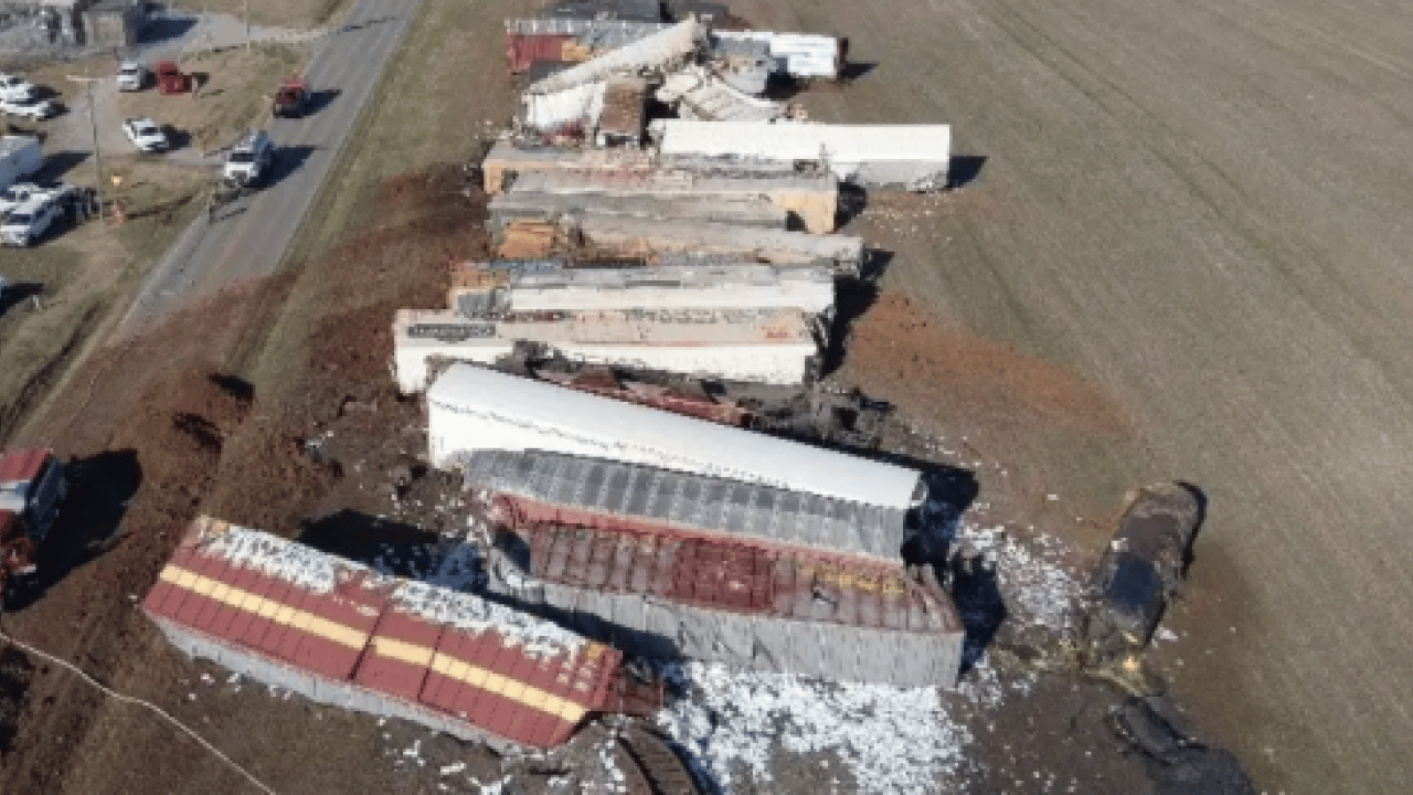 Foto - Raydan çıkan trenden zehir saçıldı! 31 vagon devrildi, evler acilen boşaltıldı