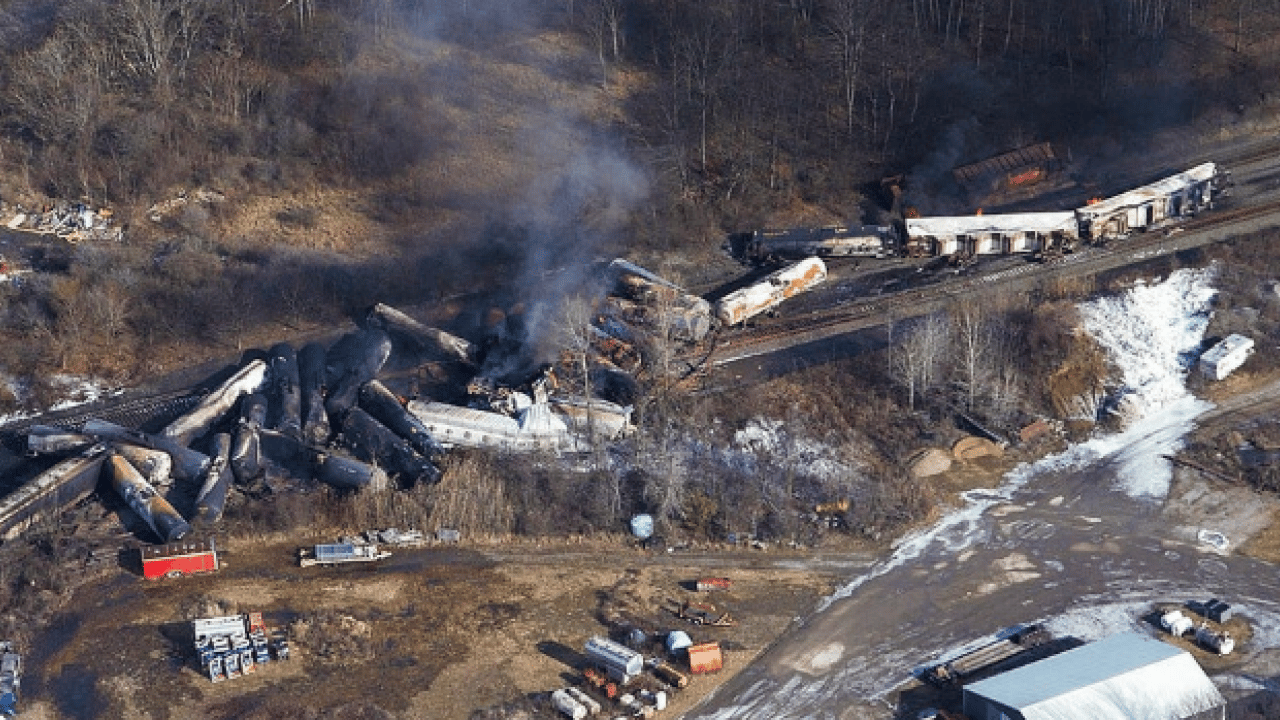 Foto - Raydan çıkan trenden zehir saçıldı! 31 vagon devrildi, evler acilen boşaltıldı