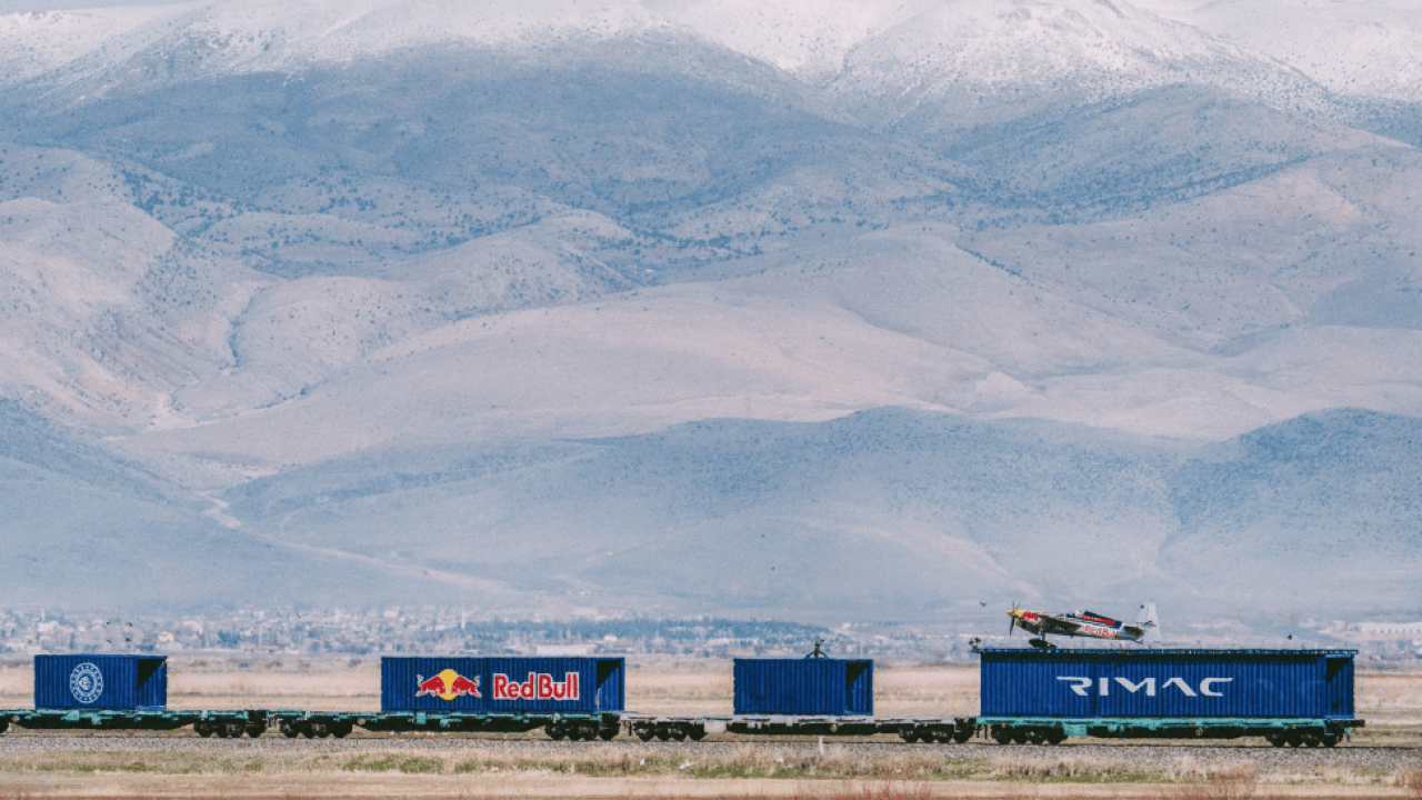 Red Bull Sporcusu Dario Costa Hareket Halindeki Trene İniş ve Kalkış Yaparak Dünyada Bir İlke İmza Attı