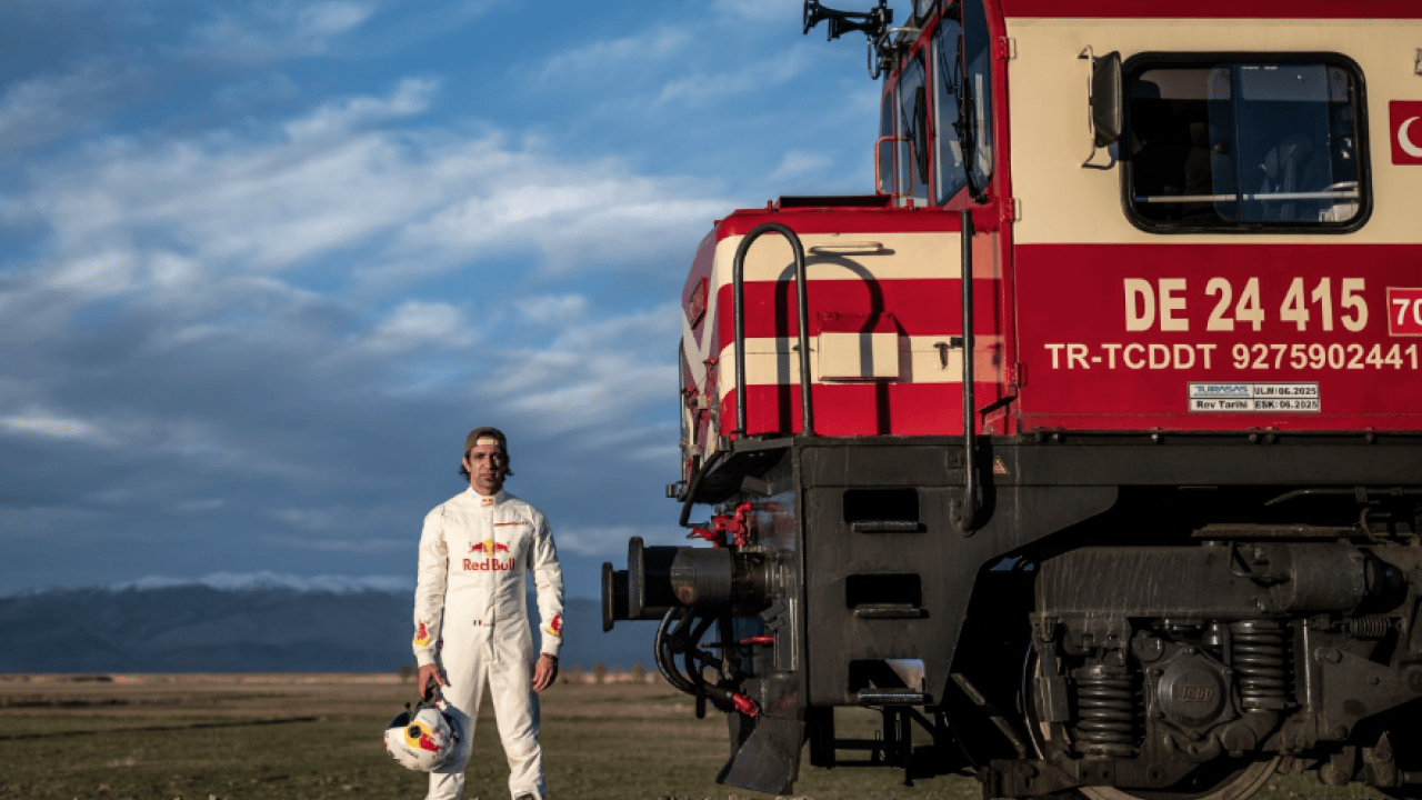 Foto - Red Bull Sporcusu Dario Costa Hareket Halindeki Trene İniş ve Kalkış Yaparak Dünyada Bir İlke İmza Attı