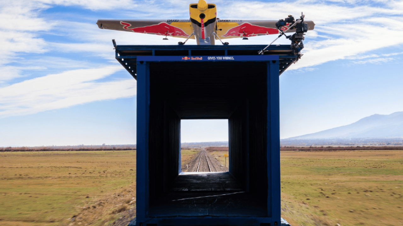 Foto - Red Bull Sporcusu Dario Costa Hareket Halindeki Trene İniş ve Kalkış Yaparak Dünyada Bir İlke İmza Attı