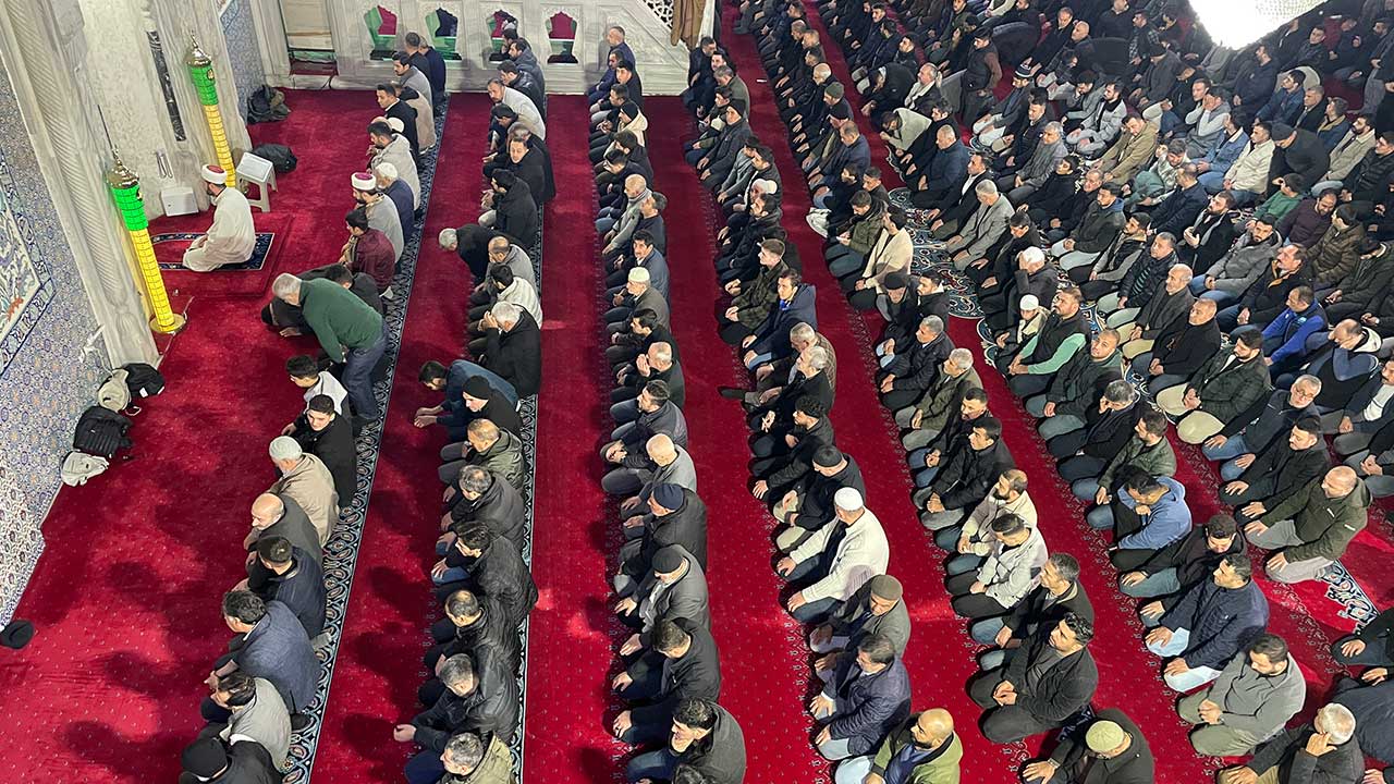 Foto - Regaip Kandili’nde eller semaya açıldı! Dillerde Gazze ve Doğu Türkistan vardı