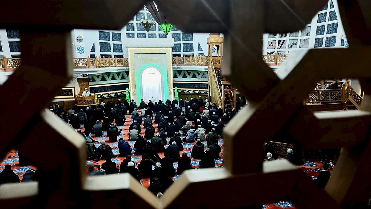 Foto - Regaip Kandili’nde eller semaya açıldı! Dillerde Gazze ve Doğu Türkistan vardı