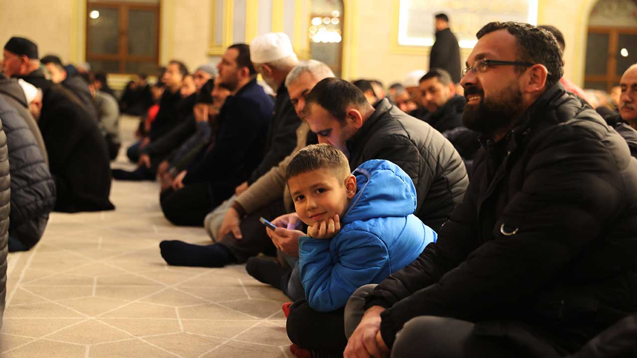 Foto - Regaip Kandili’nde eller semaya açıldı! Dillerde Gazze ve Doğu Türkistan vardı