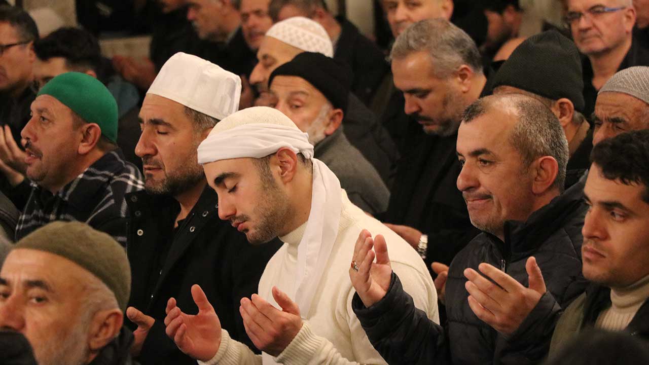 Foto - Regaip Kandili’nde eller semaya açıldı! Dillerde Gazze ve Doğu Türkistan vardı