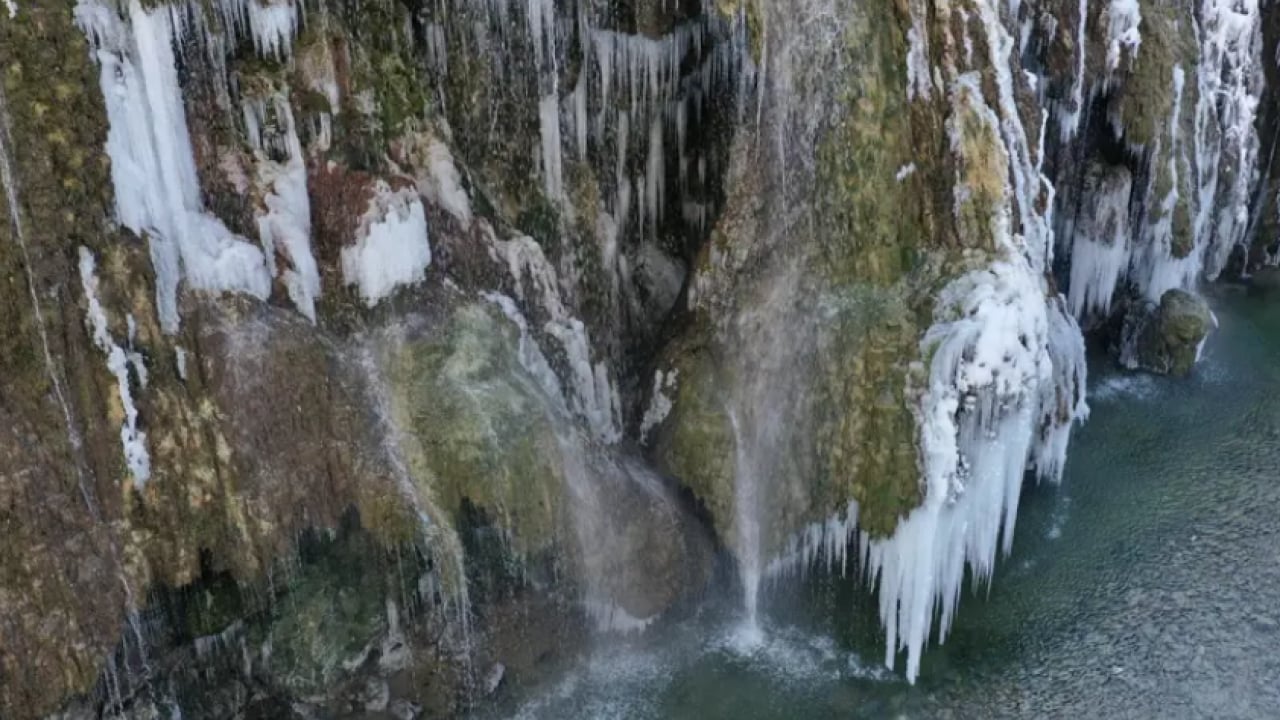 Rengi yazın değişen doğa harikası! Üç ayrı gölün birleşiminden oluşuyor