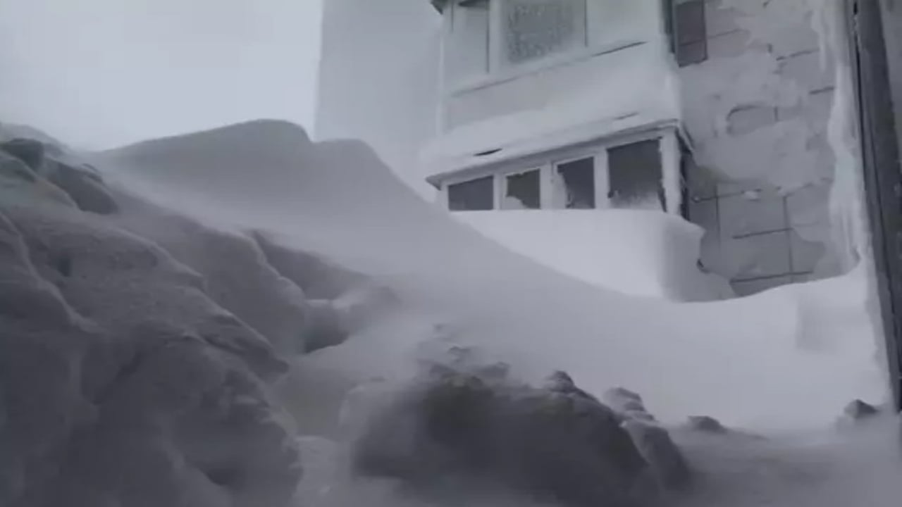 Foto - Resmen buzul çağını yaşıyorlar! Ülkede kar 4. kata kadar ulaştı