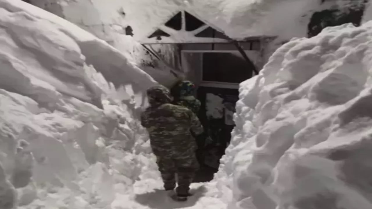 Foto - Resmen buzul çağını yaşıyorlar! Ülkede kar 4. kata kadar ulaştı
