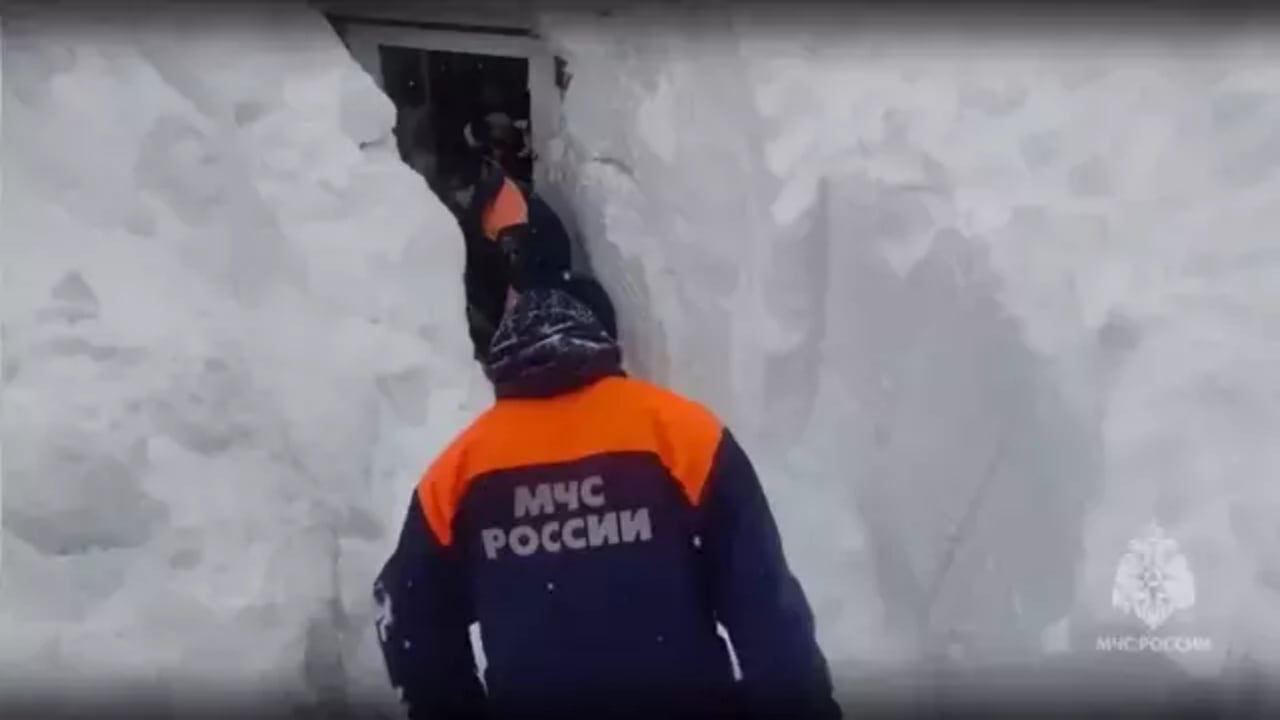 Foto - Resmen buzul çağını yaşıyorlar! Ülkede kar 4. kata kadar ulaştı