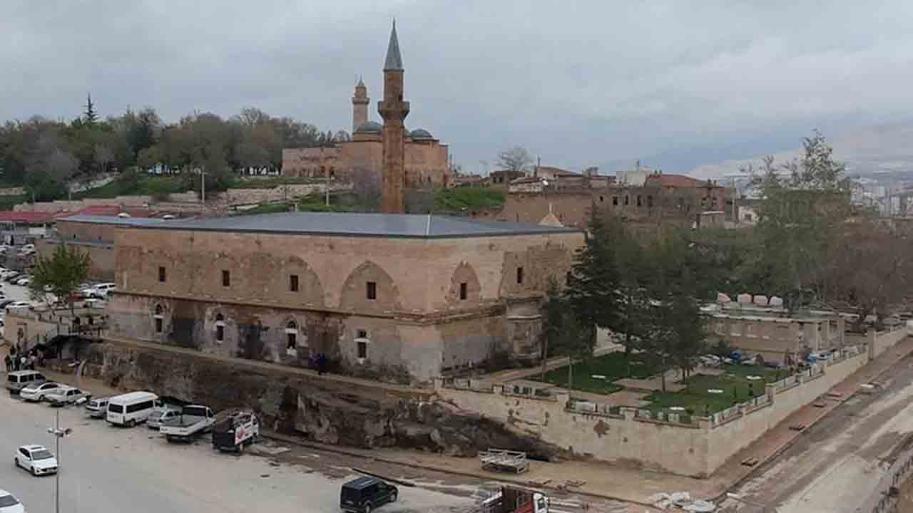 Restorasyon sonrası görüntüleri ortaya çıktı: Asırlık cami cemaatine kavuşuyor