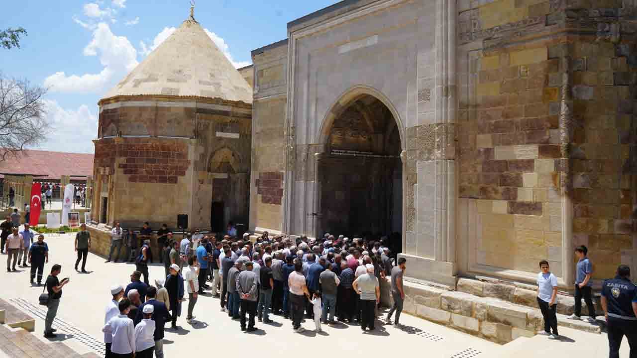 Restorasyon sonrası ilk Cuma namazı: Sungurbey Camii cemaatine kavuştu