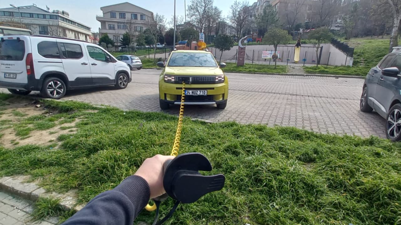 Foto - Retro tasarım, elektrikli güç! Fiat Grande Panda şehir trafiğinde neler sunuyor? 320 km menzil yeter mi?