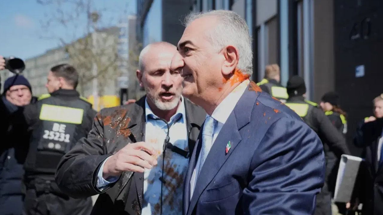 Foto - Rıza Pehlevi’ye kırmızı sıvı banyosu: Şah'ın işbirlikçi oğlu mat oldu!