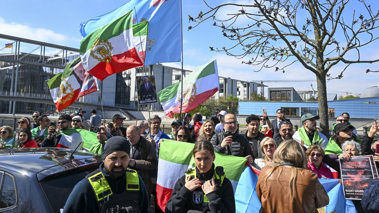 Foto - Rıza Pehlevi’ye kırmızı sıvı banyosu: Şah'ın işbirlikçi oğlu mat oldu!