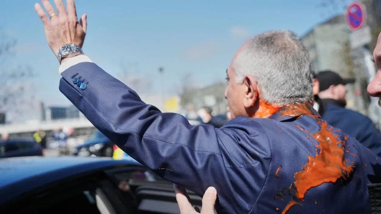 Foto - Rıza Pehlevi’ye kırmızı sıvı banyosu: Şah'ın işbirlikçi oğlu mat oldu!