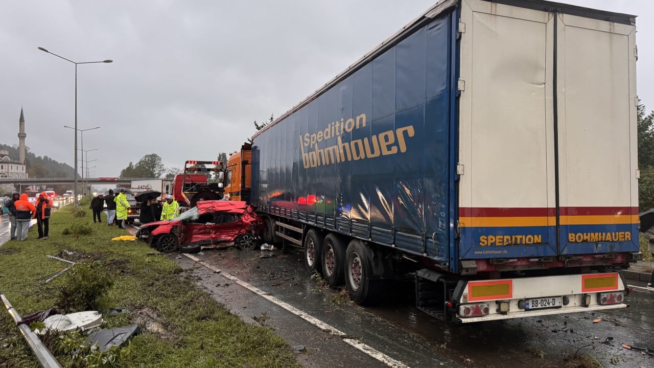 Foto - Rize’de feci kaza! Karşı yöne geçen otomobil tırla çarpıştı, 3 kişi hayatını kaybetti