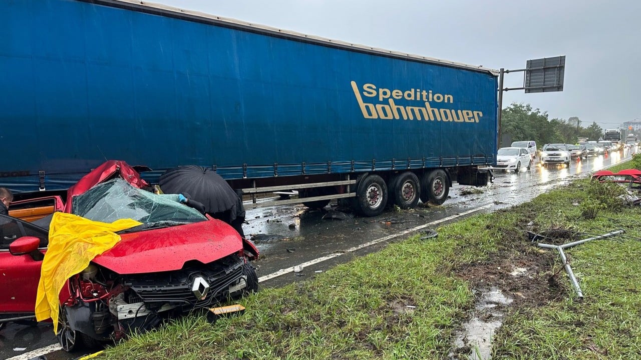 Foto - Rize’de feci kaza! Karşı yöne geçen otomobil tırla çarpıştı, 3 kişi hayatını kaybetti