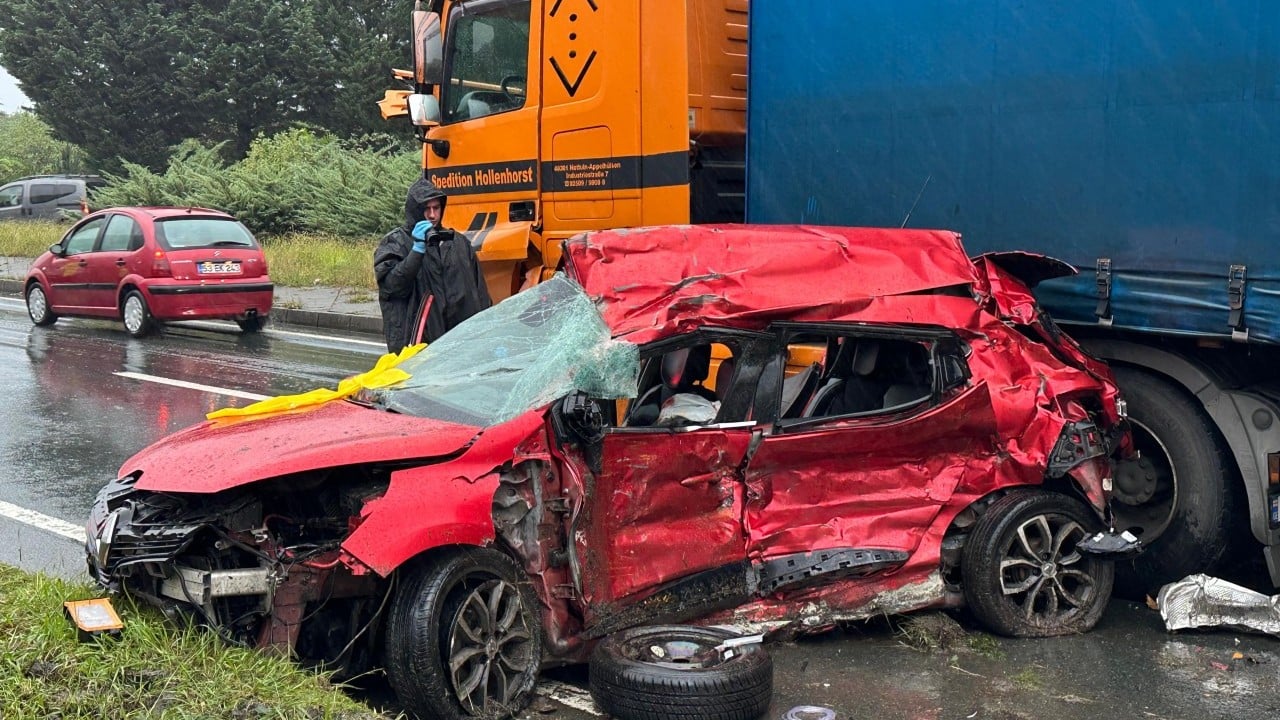 Rize’de feci kaza! Karşı yöne geçen otomobil tırla çarpıştı, 3 kişi hayatını kaybetti