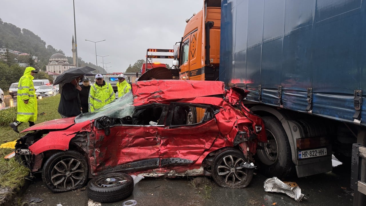 Foto - Rize’de feci kaza! Karşı yöne geçen otomobil tırla çarpıştı, 3 kişi hayatını kaybetti