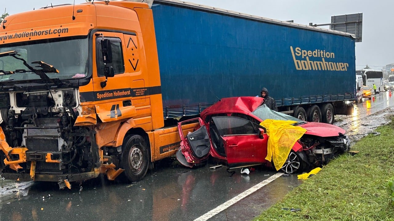 Foto - Rize’de feci kaza! Karşı yöne geçen otomobil tırla çarpıştı, 3 kişi hayatını kaybetti