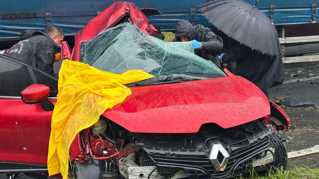 Foto - Rize’de feci kaza! Karşı yöne geçen otomobil tırla çarpıştı, 3 kişi hayatını kaybetti